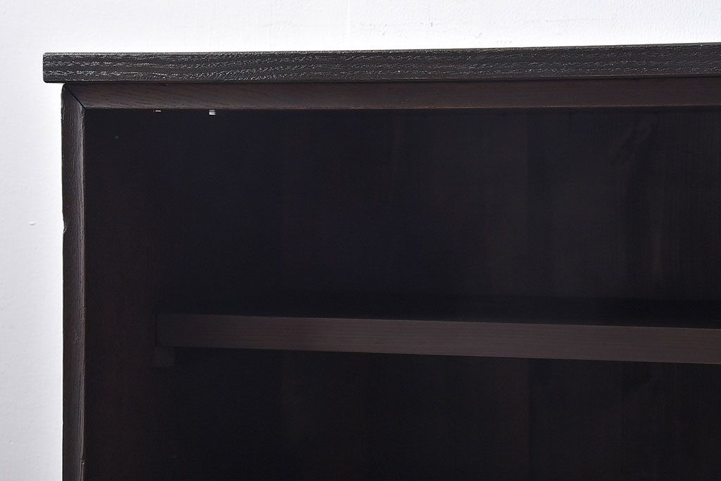 レトロ家具　和製アンティーク　前面ケヤキ材　レトロな雰囲気漂う脚付きローボード(キャビネット、収納棚、テレビボード)