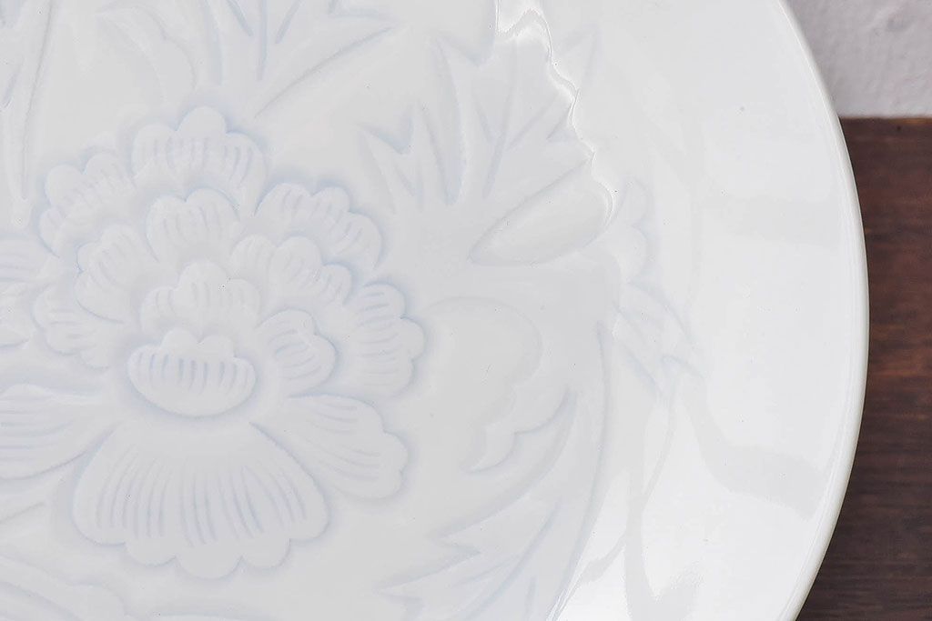 アンティーク雑貨　骨董　人間国宝「井上萬二」　白磁染牡丹彫文額皿・外箱付き