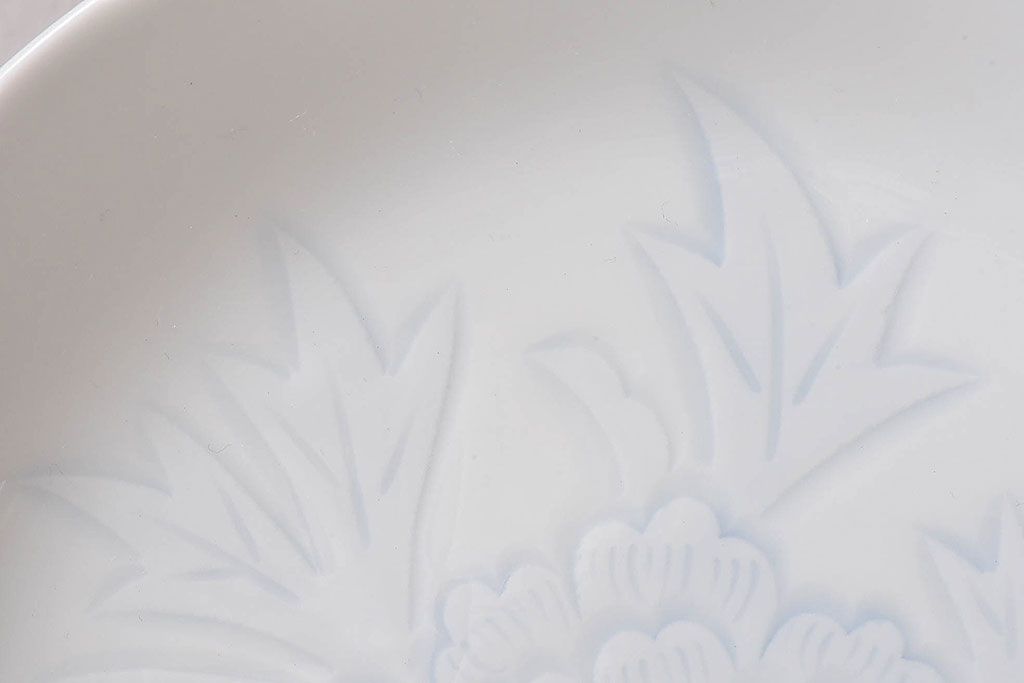 アンティーク雑貨　骨董　人間国宝「井上萬二」　白磁染牡丹彫文額皿・外箱付き