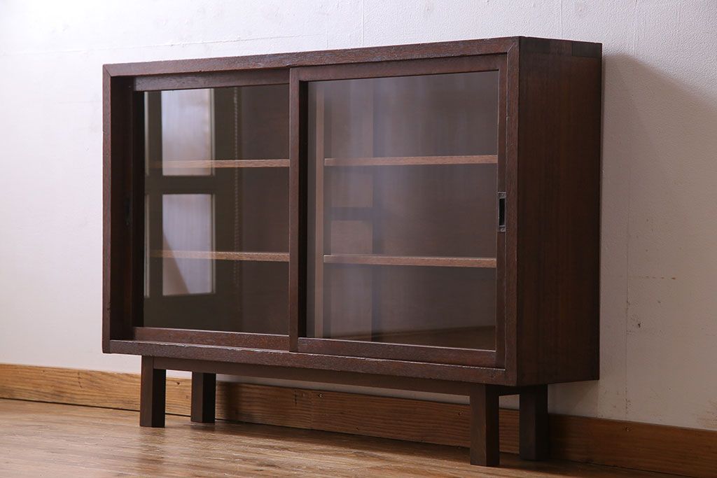 レトロ家具　昭和レトロ　脚付き!薄型のガラス戸棚(収納棚、飾り棚)
