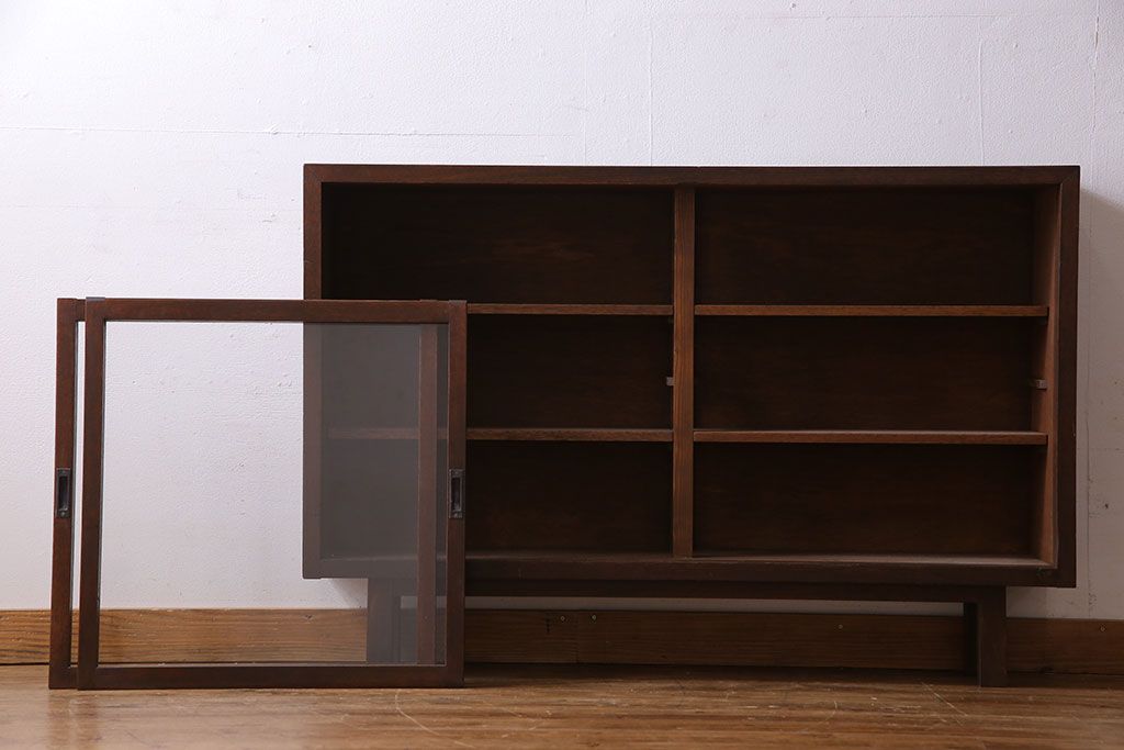 レトロ家具　昭和レトロ　脚付き!薄型のガラス戸棚(収納棚、飾り棚)