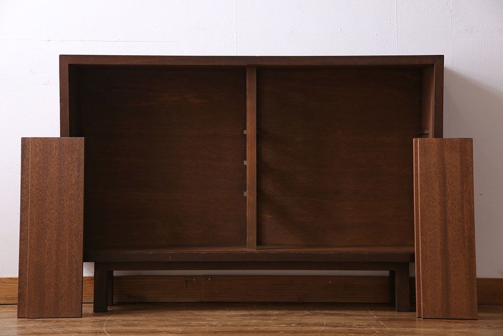 レトロ家具　昭和レトロ　脚付き!薄型のガラス戸棚(収納棚、飾り棚)