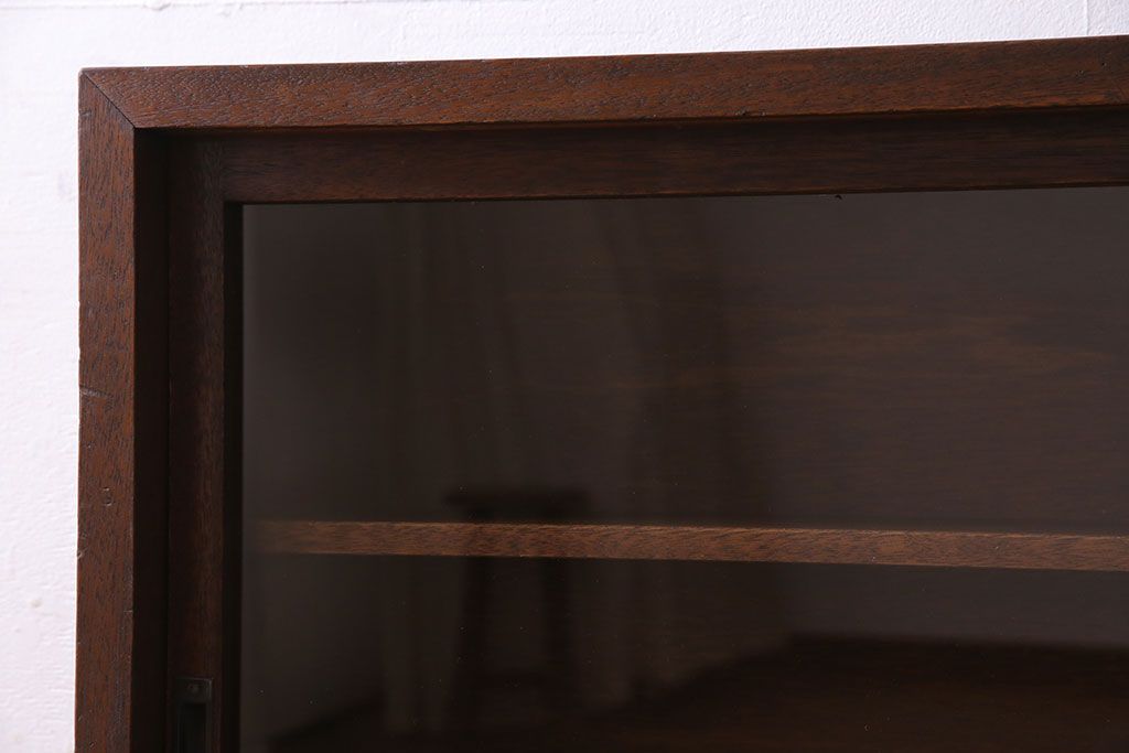 レトロ家具　昭和レトロ　脚付き!薄型のガラス戸棚(収納棚、飾り棚)