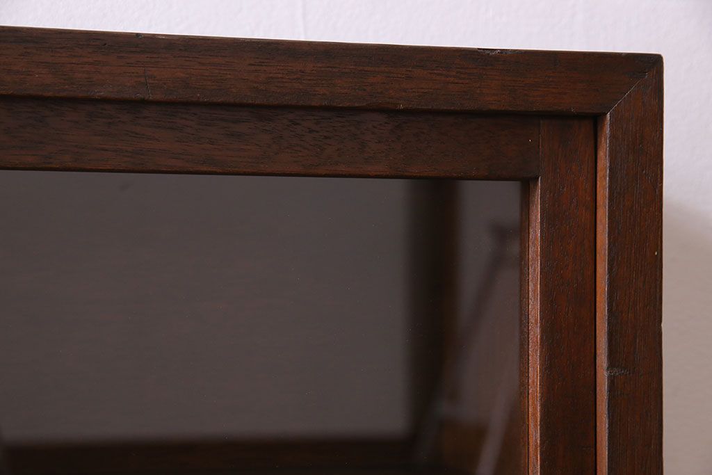 レトロ家具　昭和レトロ　脚付き!薄型のガラス戸棚(収納棚、飾り棚)