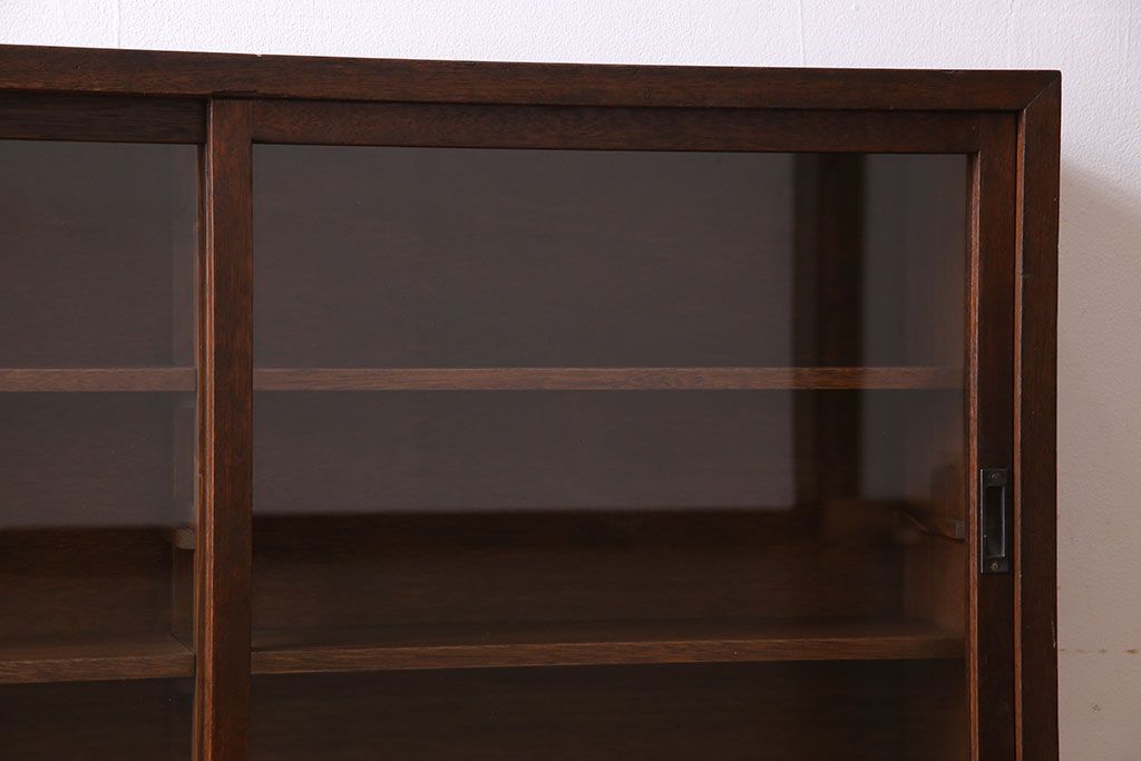レトロ家具　昭和レトロ　脚付き!薄型のガラス戸棚(収納棚、飾り棚)