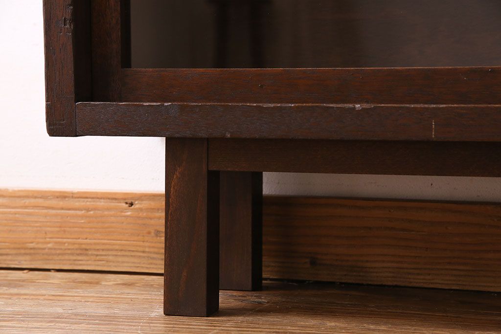 レトロ家具　昭和レトロ　脚付き!薄型のガラス戸棚(収納棚、飾り棚)
