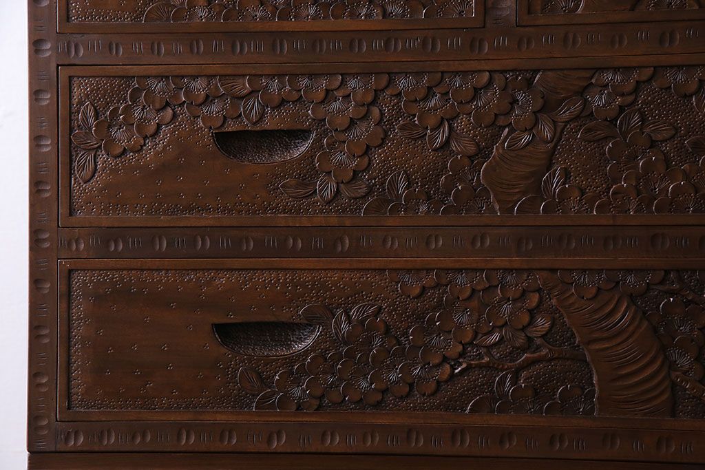 中古　伝統工芸　軽井沢彫り　高級感あふれる大振りな衣装箪笥(収納棚、洋服タンス)