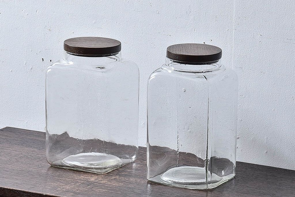 アンティーク雑貨　和製アンティーク　木製の蓋が魅力的なガラスビン(ガラス瓶、角瓶)2個セット