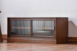 アンティーク家具　和製アンティーク　モールガラス入り　古材の質感が味わい深いローボード(戸棚、収納棚)