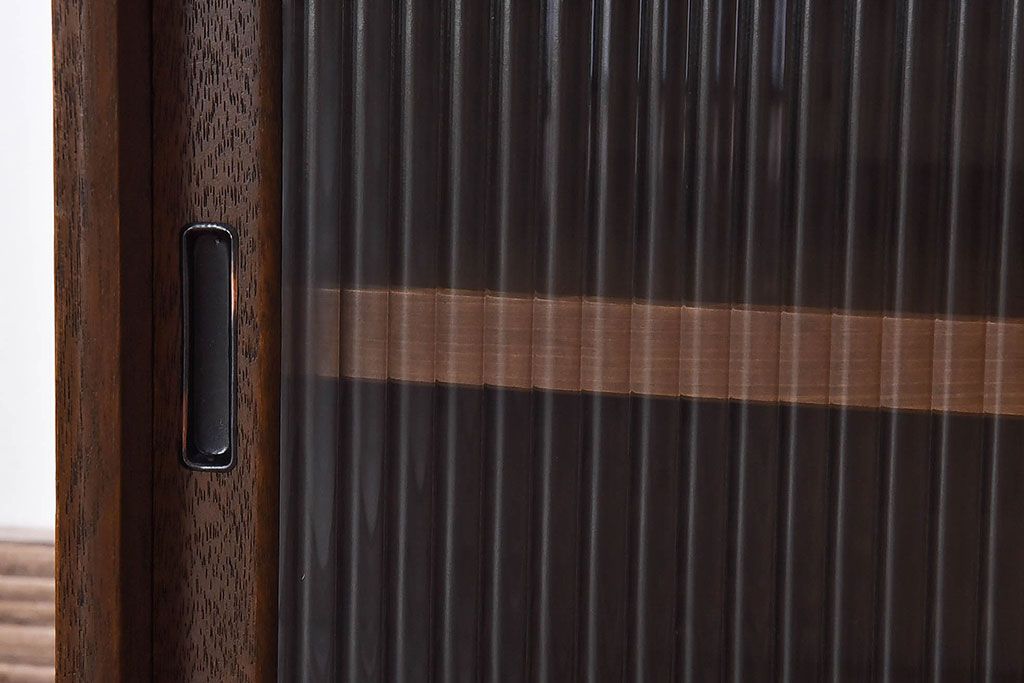 アンティーク家具　和製アンティーク　モールガラス入り　古材の質感が味わい深いローボード(戸棚、収納棚)