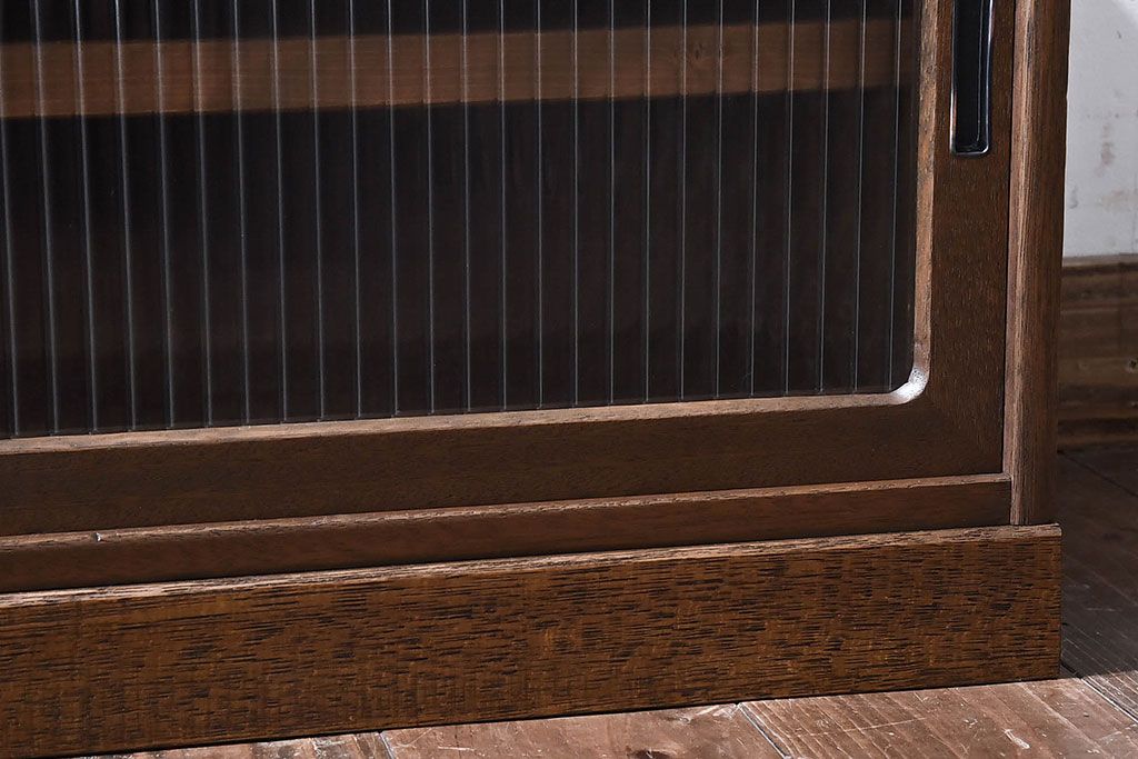 アンティーク家具　和製アンティーク　モールガラス入り　古材の質感が味わい深いローボード(戸棚、収納棚)