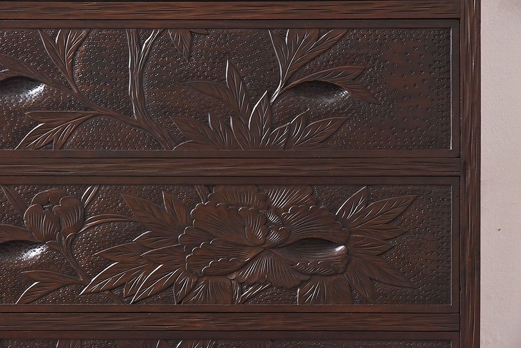 中古　伝統工芸　軽井沢彫り　牡丹の図柄が上品な縦型チェスト(和タンス、引き出し)