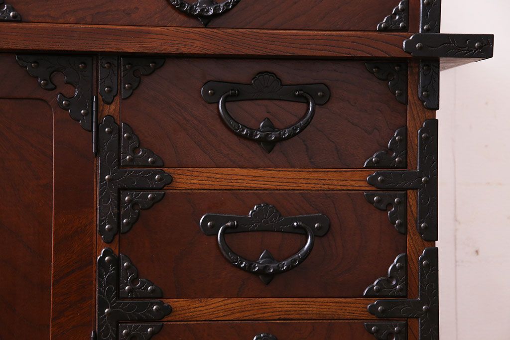 中古　民芸家具　立派な金具が目を惹く上質な飾り棚(茶棚)