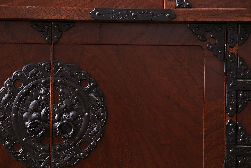 中古　民芸家具　立派な金具が目を惹く上質な飾り棚(茶棚)