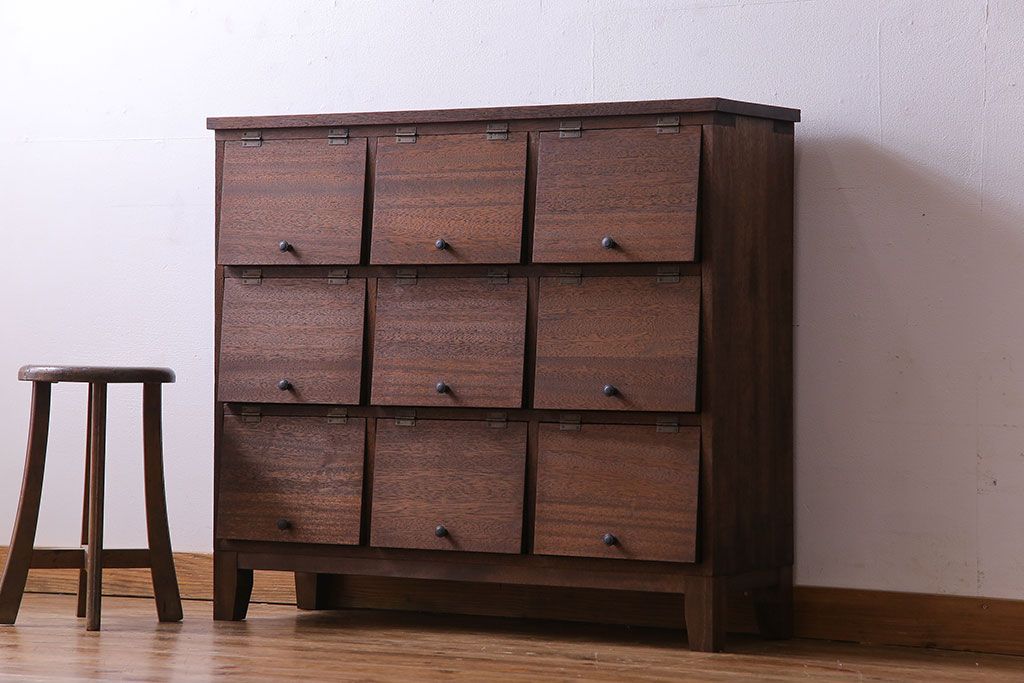 レトロ家具　昭和レトロ　マス目が可愛らしいパタパタ収納棚(キャビネット、戸棚)