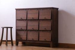 レトロ家具　昭和レトロ　マス目が可愛らしいパタパタ収納棚(キャビネット、戸棚)