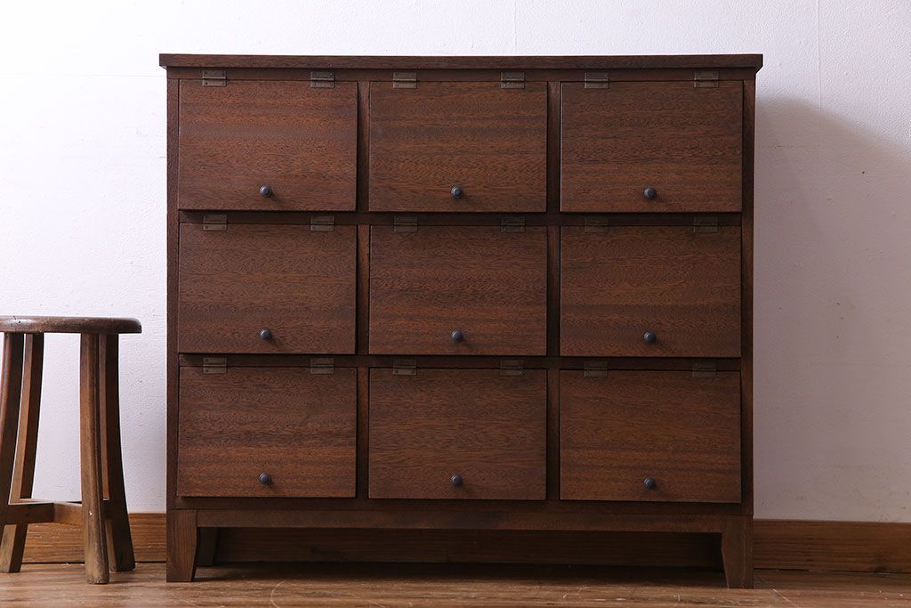 レトロ家具　昭和レトロ　マス目が可愛らしいパタパタ収納棚(キャビネット、戸棚)