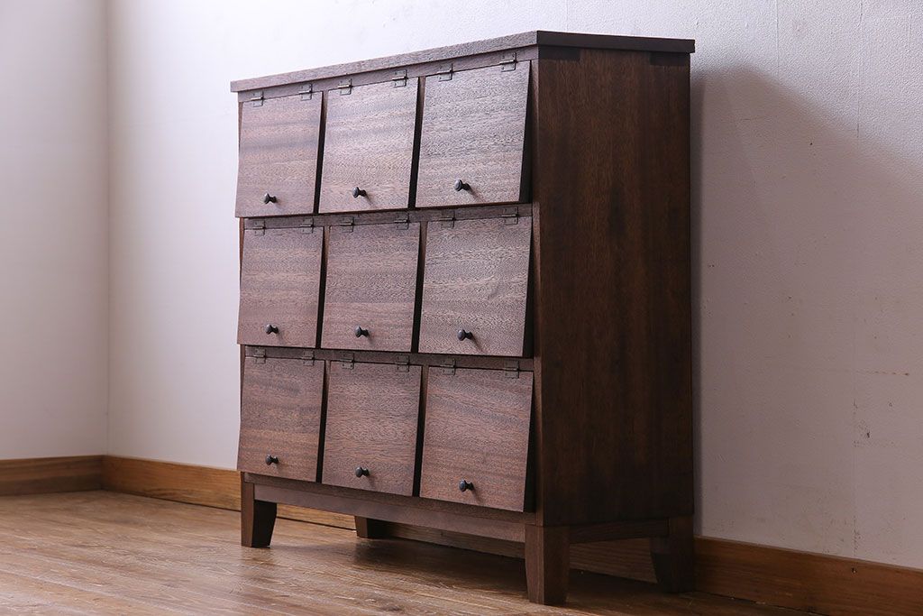 レトロ家具　昭和レトロ　マス目が可愛らしいパタパタ収納棚(キャビネット、戸棚)