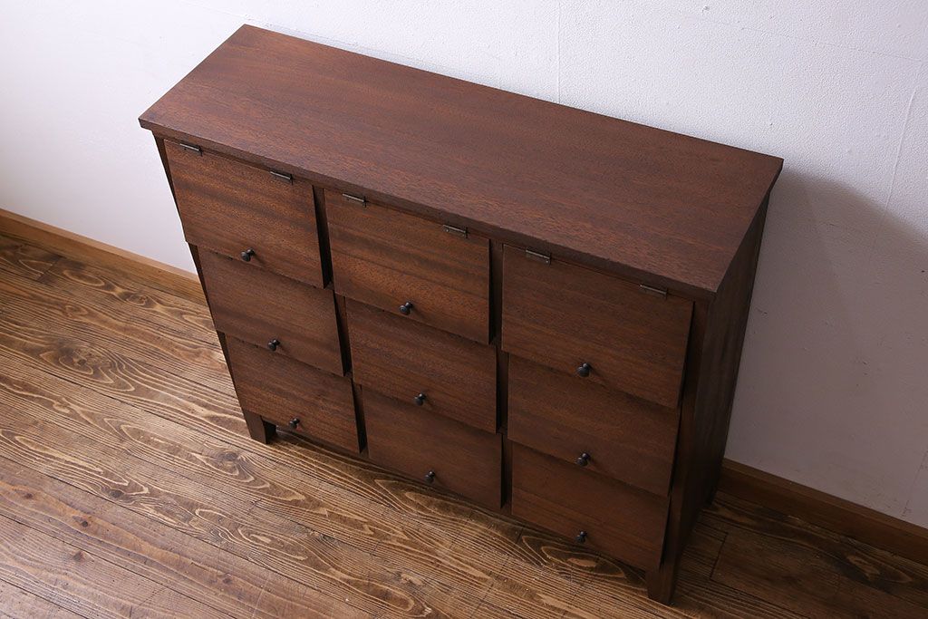 レトロ家具　昭和レトロ　マス目が可愛らしいパタパタ収納棚(キャビネット、戸棚)