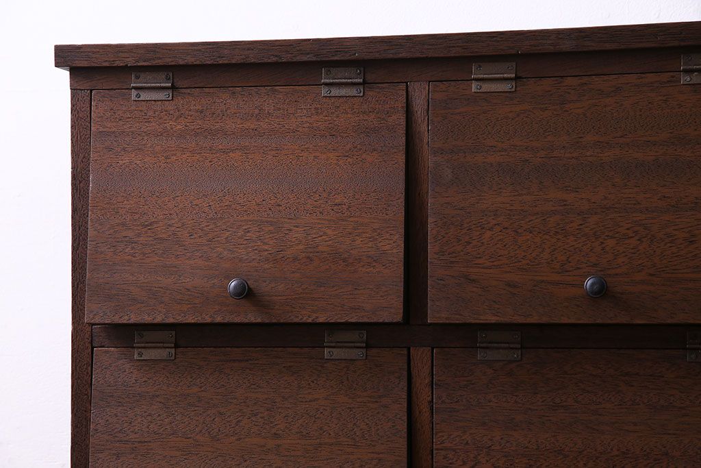 レトロ家具　昭和レトロ　マス目が可愛らしいパタパタ収納棚(キャビネット、戸棚)