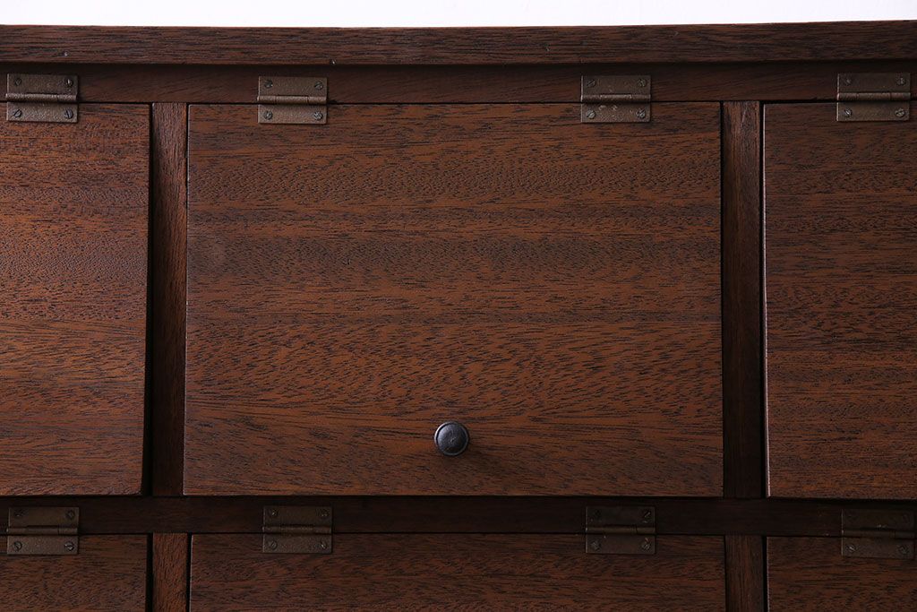 レトロ家具　昭和レトロ　マス目が可愛らしいパタパタ収納棚(キャビネット、戸棚)