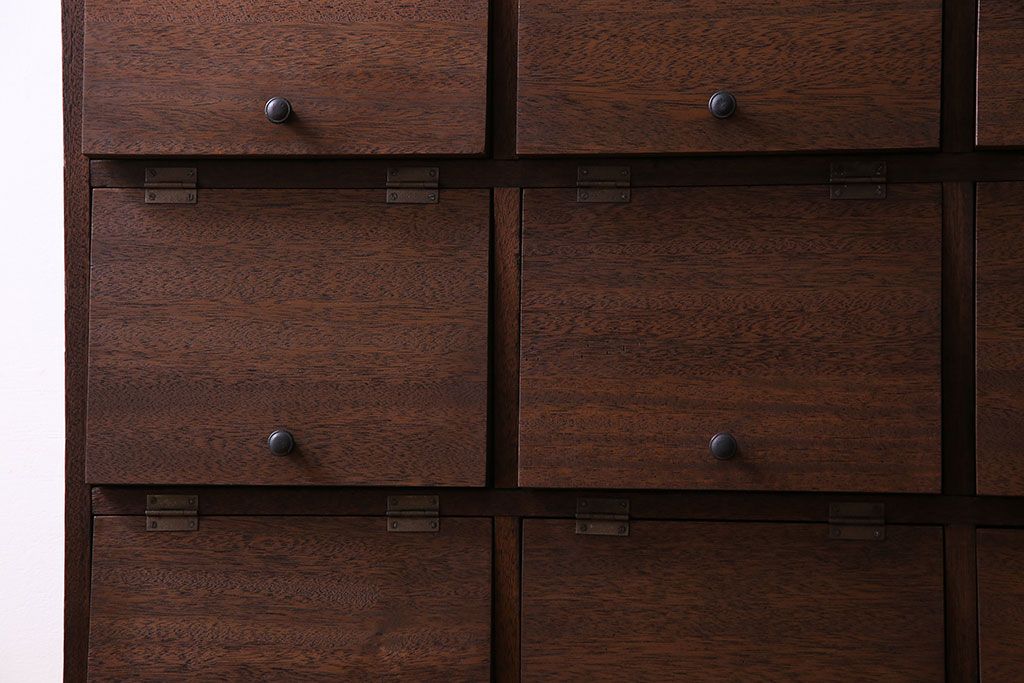 レトロ家具　昭和レトロ　マス目が可愛らしいパタパタ収納棚(キャビネット、戸棚)