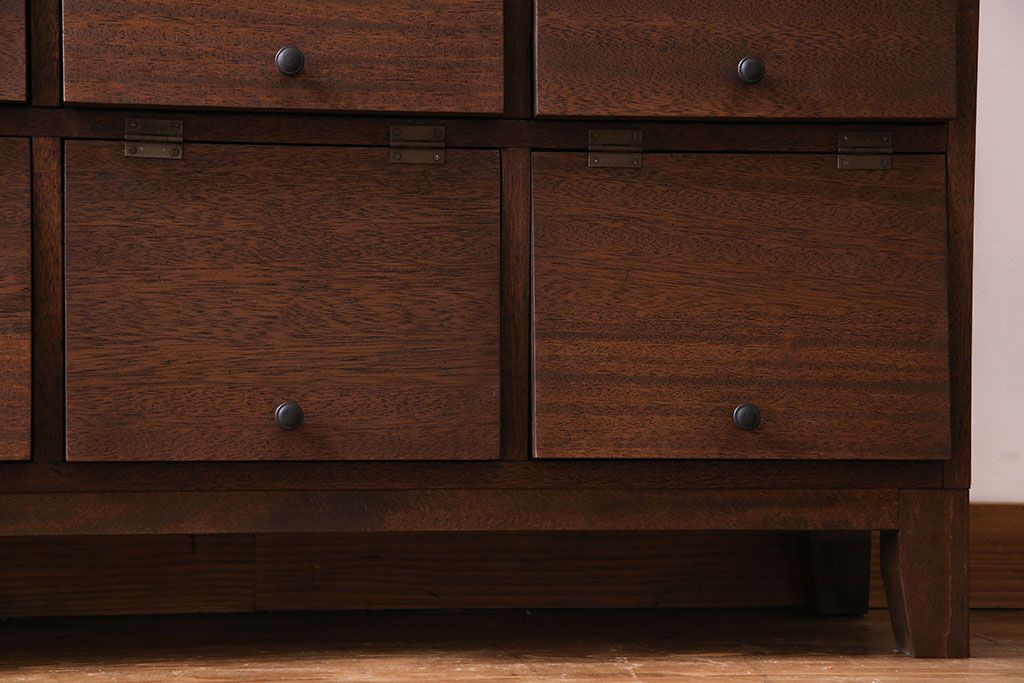 レトロ家具　昭和レトロ　マス目が可愛らしいパタパタ収納棚(キャビネット、戸棚)