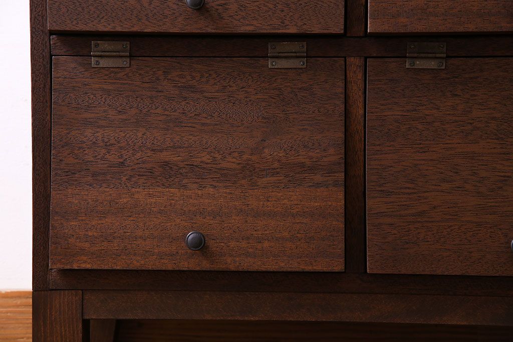 レトロ家具　昭和レトロ　マス目が可愛らしいパタパタ収納棚(キャビネット、戸棚)