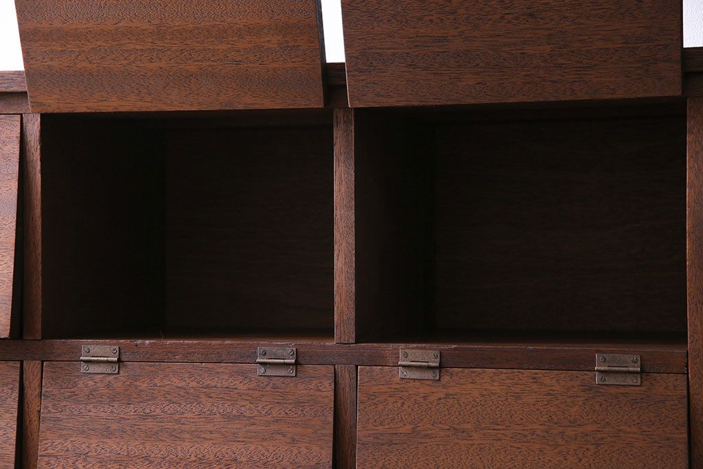 レトロ家具　昭和レトロ　マス目が可愛らしいパタパタ収納棚(キャビネット、戸棚)