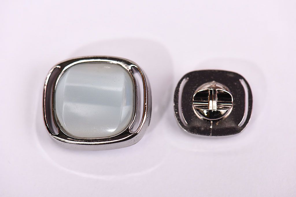 アンティーク雑貨　気品漂うデザインのビンテージボタンセット