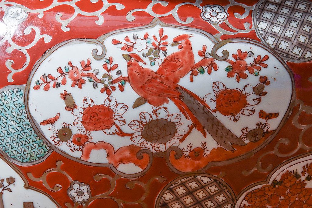 アンティーク雑貨　明治期　色絵　力強い色が存在感を放つ赤絵水鉢(窓絵火鉢、鉢カバー)