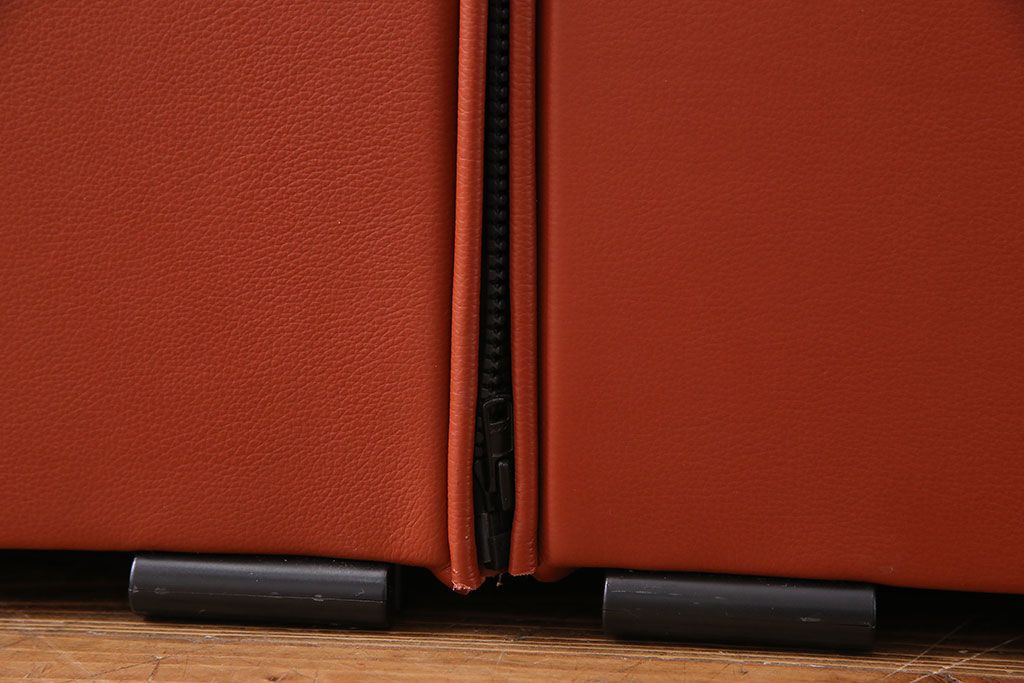 中古　Cassinaixc.(カッシーナイクスシー)　405-2P DUC(デュック) 革製二人掛けソファ(1)(定価約116万円)