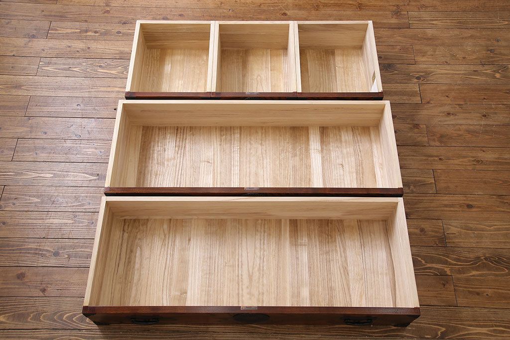 中古美品　伝統民芸家具　岩谷堂　あられ紋様が存在感を引き立てる衣装箪笥(サイドボード、キャビネット)(定価約32万円)
