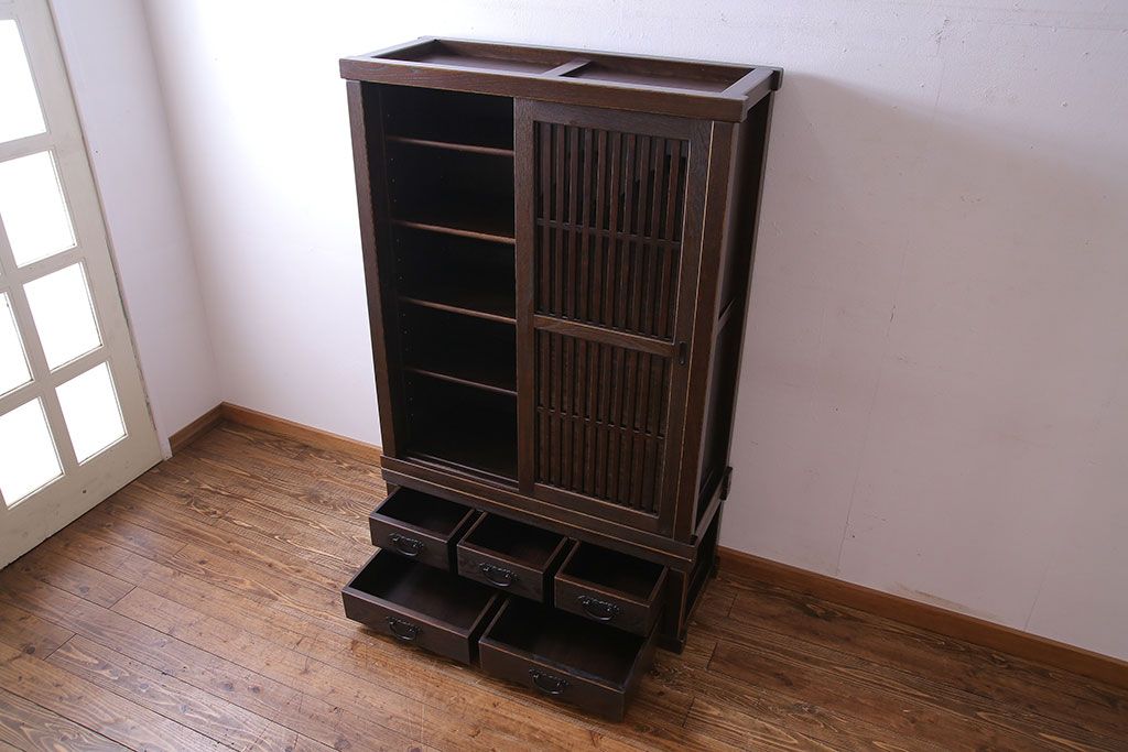 中古　民芸家具　国産　無垢栗材　格子の扉が印象的な本箱(食器棚、水屋箪笥)