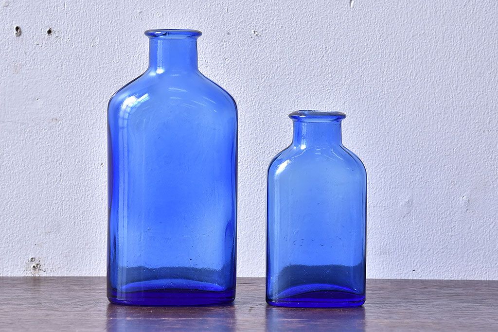 アンティーク雑貨　爽やかなブルーのエンボス入りアンティークボトル(瓶、ビン)2個セット
