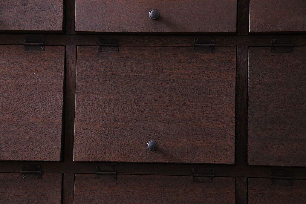 レトロ家具　昭和レトロ　古材使用　4×4マス　パタパタ扉付きのおしゃれなキャビネット(下駄箱、収納棚)