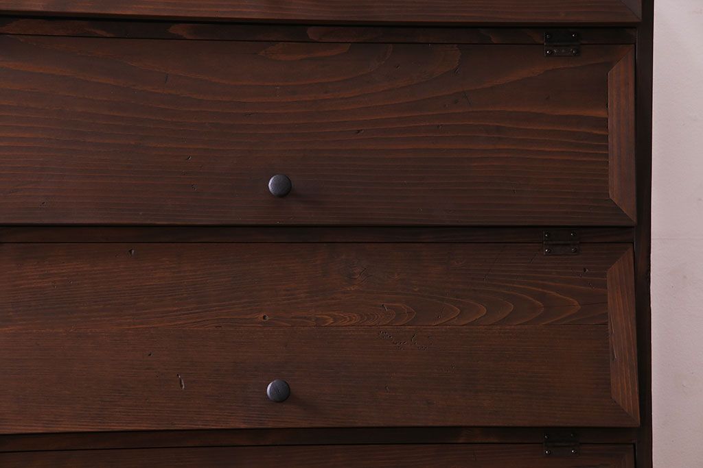 アンティーク家具　アンティーク　古材使用　取っ手が可愛らしいパタパタ扉付きキャビネット(下駄箱、収納棚)(1)