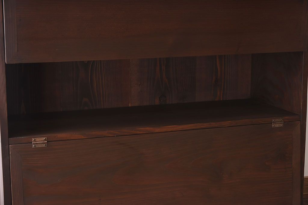 アンティーク家具　【展示品】アンティーク　古材使用　取っ手が可愛らしいパタパタ扉付きキャビネット(下駄箱、収納棚)(2)