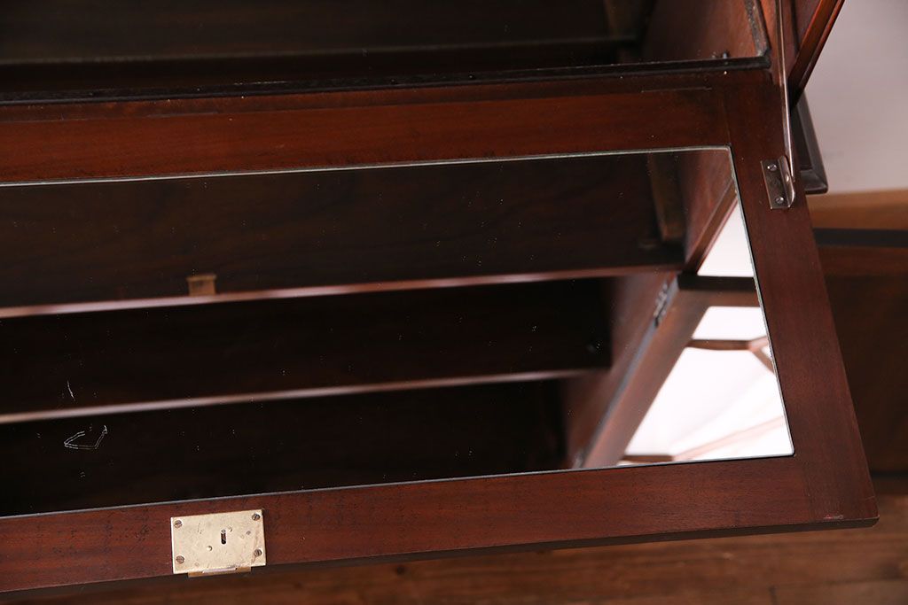 ヴィンテージ家具　最高級イギリスビンテージ　H&E DOVASTON LIMITED　マホガニー材　上品な雰囲気漂う3連キャビネット(戸棚、収納棚)