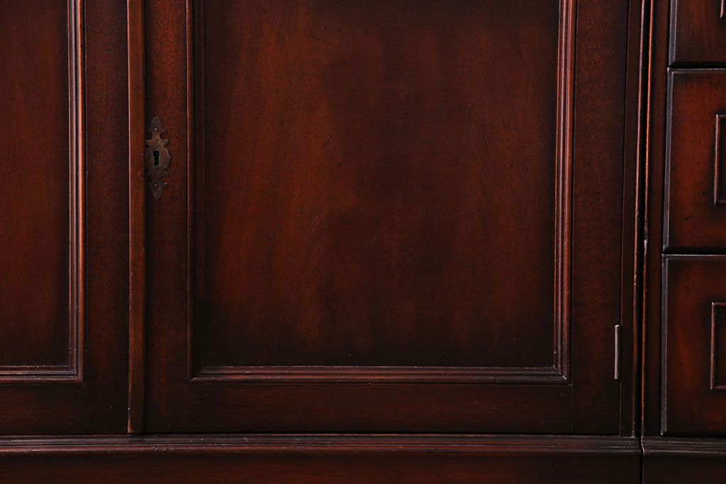 ヴィンテージ家具　最高級イギリスビンテージ　H&E DOVASTON LIMITED　マホガニー材　上品な雰囲気漂う3連キャビネット(戸棚、収納棚)