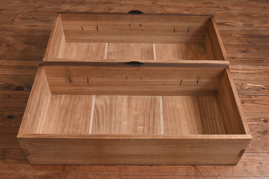 アンティーク家具　和製アンティーク　味わいのある木肌が魅力的な総桐材の時代箪笥ローボード(チェスト)
