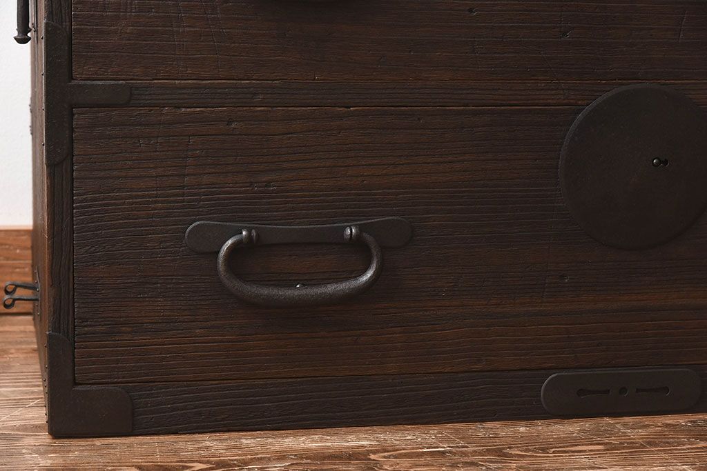 アンティーク家具　和製アンティーク　味わいのある木肌が魅力的な総桐材の時代箪笥ローボード(チェスト)