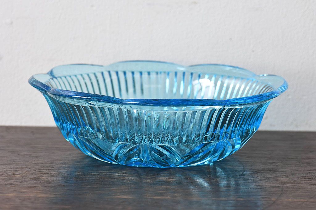 アンティーク雑貨　昭和初期　レトロなプレスガラス製深皿(鉢、器)