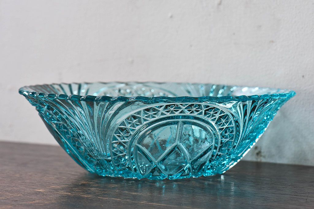 アンティーク雑貨　大正期　レトロなプレスガラス製深皿(鉢、器)