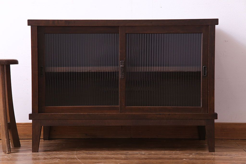 レトロ家具　和製アンティーク　人気のモールガラス!　レトロな脚付きローボード(ローチェスト、テレビボード)