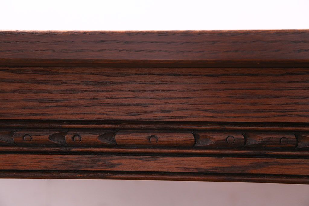 中古　old charm(オールドチャーム) オーク材　手彫りの装飾が印象的なダイニングテーブル(定価約22万円)