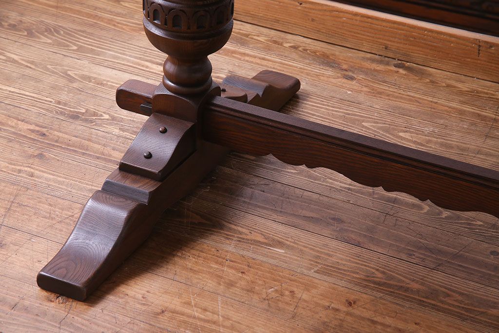 中古　old charm(オールドチャーム) オーク材　手彫りの装飾が印象的なダイニングテーブル(定価約22万円)
