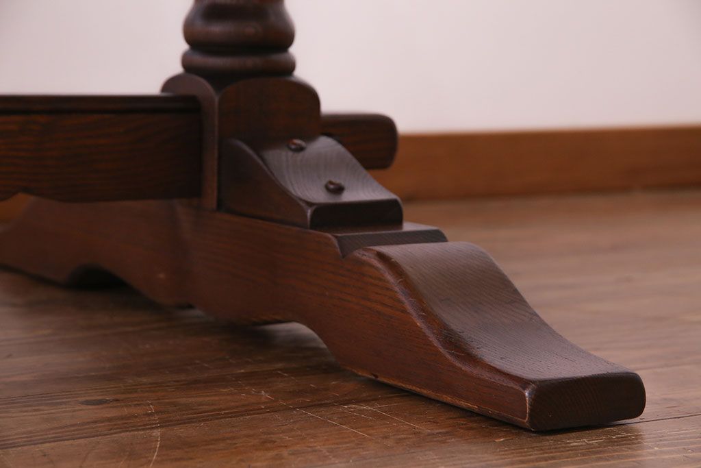 中古　old charm(オールドチャーム) オーク材　手彫りの装飾が印象的なダイニングテーブル(定価約22万円)