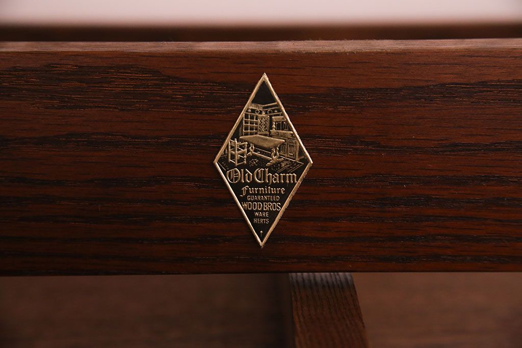 中古　old charm(オールドチャーム) オーク材　手彫りの装飾が印象的なダイニングテーブル(定価約22万円)