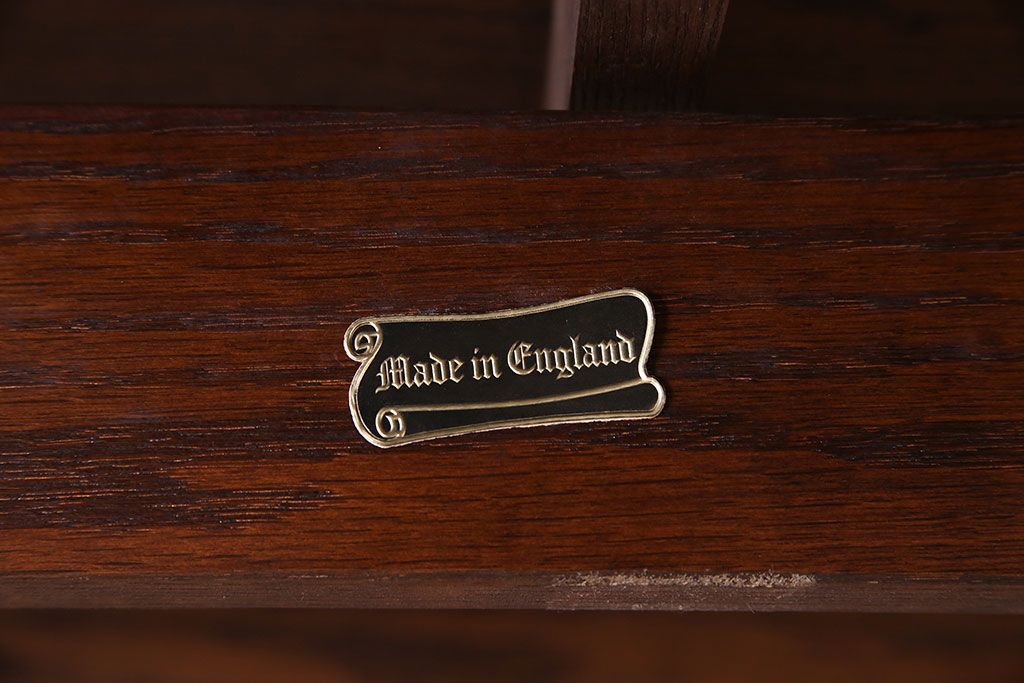 中古　old charm(オールドチャーム) オーク材　手彫りの装飾が印象的なダイニングテーブル(定価約22万円)
